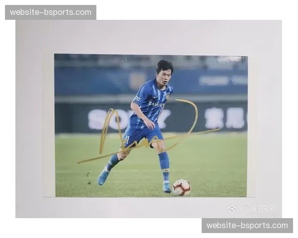 武汉三镇1-1暂平上海申花，谢鹏飞直接任意球破门