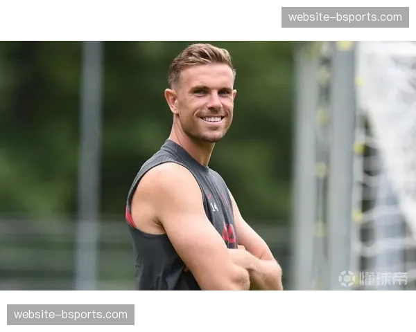 特写：终场哨响，看着记分牌上0-1的比分，主队教练翻看技术统计表后长时间沉默